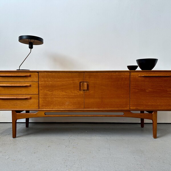 Aparador de teca Beithcraft vintage de los años 70. Plan G danés Mcintosh de mediados de siglo
