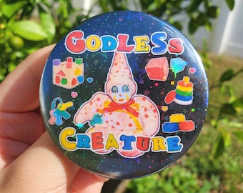 créature impie | Bouton holographique de 2,25 po. | bizarre clowncore kidcore clown drôle meme bouton épingle