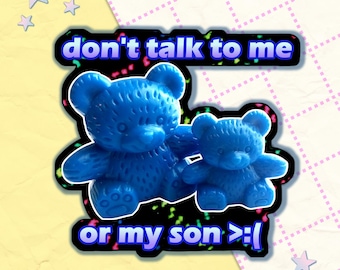 ne parlez pas à moi ou à mon fils > :( | vinyle autocollant 3" | kidcore clowncore goblincore toycore bizarre idiot drôle meme autocollant