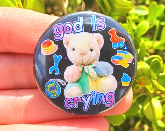 Dieu pleure, bouton meme de 1,5 po. | clown doudou kidcore pastel mignon épingle