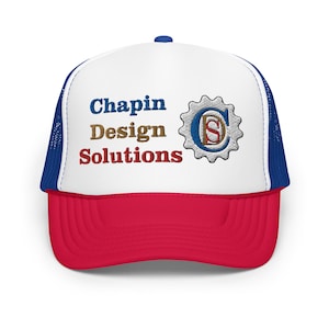 Puede incluir: Gorra de camionero blanca con visera roja y malla azul en la parte posterior. La gorra tiene un logotipo bordado que dice "Chapin Design Solutions" con una "C" y una "S" en forma de engranaje en el centro.