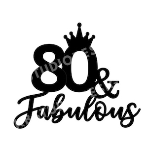 以下が含まれることがあります： 黒と白のグラフィックデザインで、80という数字の上に王冠が置かれ、その下に「& Fabulous」というテキストが筆記体で書かれています。