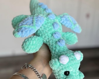 Dragón de peluche de ganchillo hecho a mano / Juguete de dragón amigurumi / Animal de peluche de fantasía / Decoración de dragón linda / Criatura mítica suave