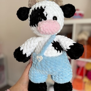 JUMBO Gehäkelte Kuh in Latzhose | Große Amigurumi Kuh Plüsch | Handgemachtes Kuscheltier | Niedliches Bauernhof Tier Geschenk | Kawaii Raum Dekor
