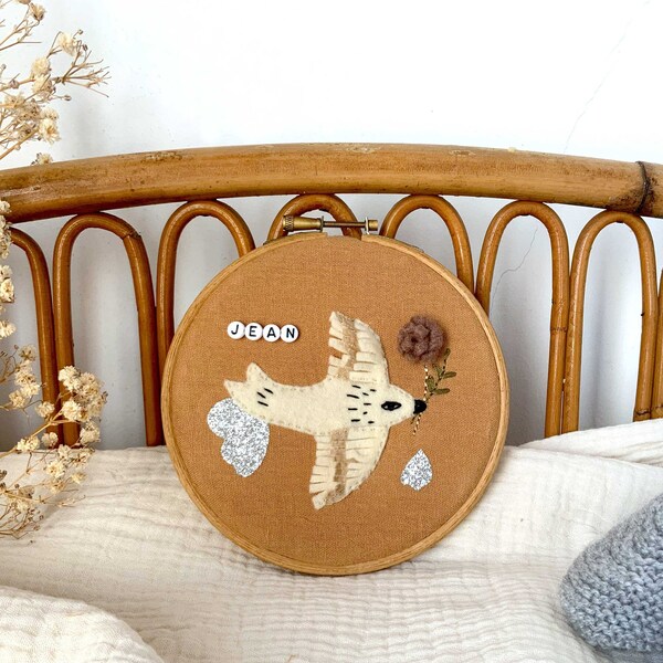 L'envol - Tambour décoratif bébé - Prénom à personnaliser - Broderie main et feutrine - Motif oiseau - cadeau naissance, décoration chambre