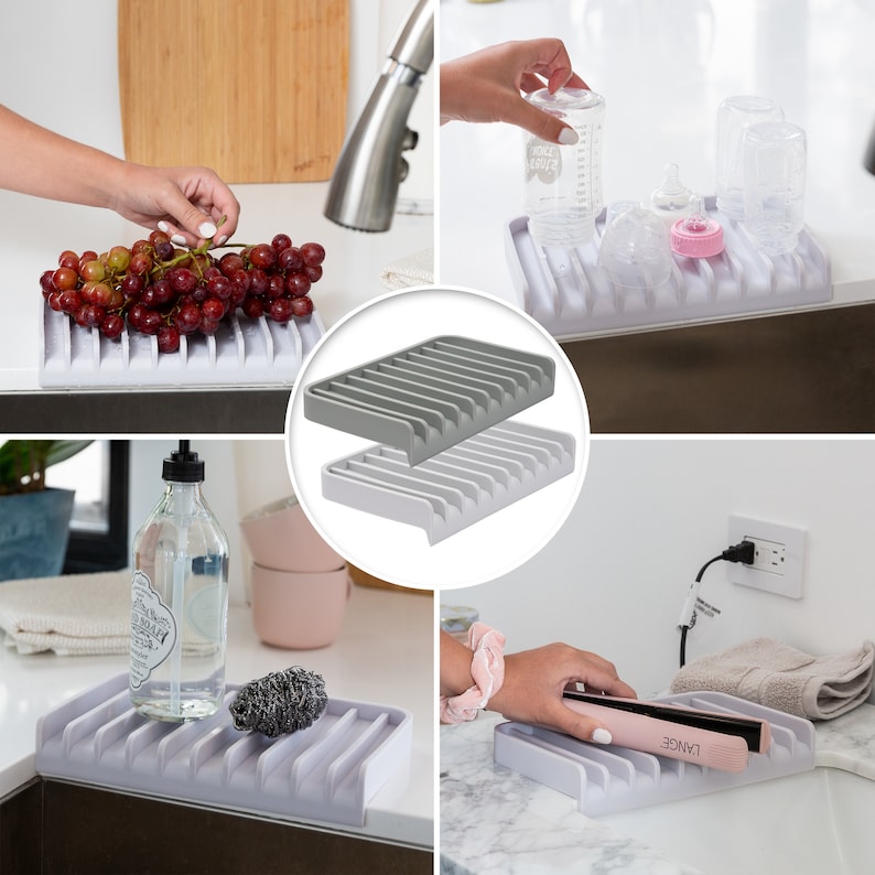 K&ouml;nnte beinhalten: Ein Satz aus vier grauen und wei&szlig;en Abtropfgestellen. Die Abtropfgestelle sind aus einem strapazierf&auml;higen, flexiblen Material gefertigt und f&uuml;r verschiedene K&uuml;chensp&uuml;len geeignet. Die Abtropfgestelle sind in verschiedenen Konfigurationen dargestellt, wobei ein Abtropfgestell eine Vielzahl von Gegenst&auml;nden enth&auml;lt, darunter eine Seifenflasche, ein Haargl&auml;tter und eine Traube.