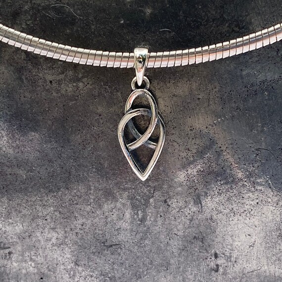 【新品/即発送】Llife KNOT PENDANT Love Knot Pendant Necklace in 925 Sterling Silver - Delicate