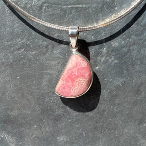 Ciondolo rodochrosite - pendente rhodochrosite a mezzaluna - ciondolo rodocrosite in argento sterling 33x17 mm