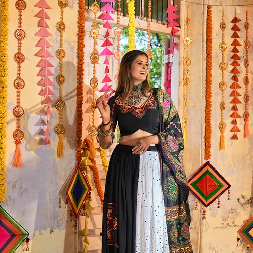 Garba Chaniya Choli Bollywood Chaniya choli Designer Navratri dress Navratri Lehenga choli Embroidered Navratri Lehnga Indian Festival shops Dress
