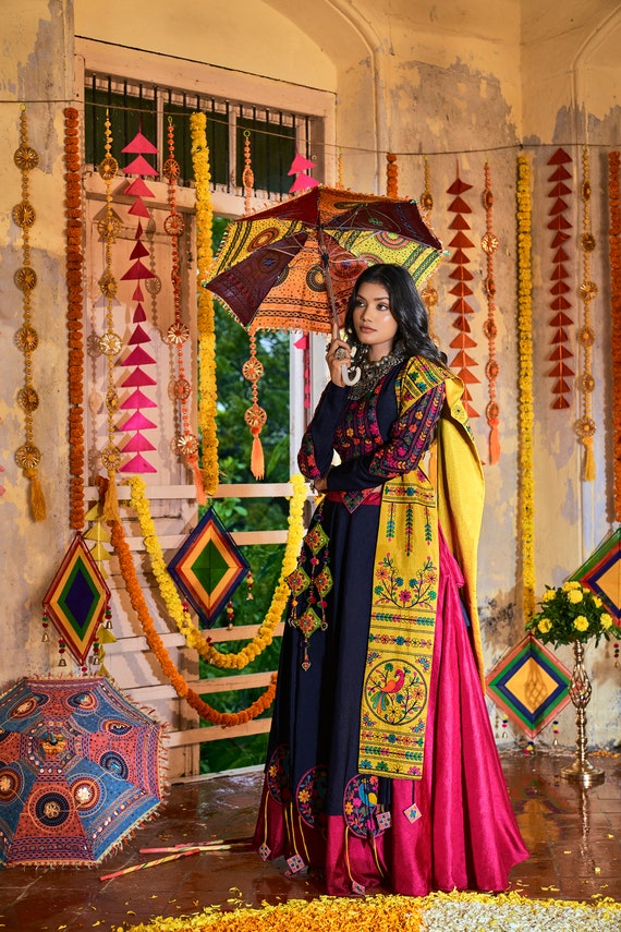 Premium Vector | Girl in traditional gujarati garba dress girl in chaniya  choli vector navratri dandiya vector