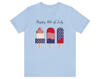 Könnte beinhalten: Hellblaues T-Shirt mit dem Text "Happy 4th of July" und drei rot-weiß-blauen Eis am Stiel mit Sternen und Streifen.