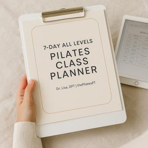 Puede incluir: Un portapapeles blanco con un papel crema con el texto "7-DAY ALL LEVELS PILATES CLASS PLANNER" y "Dr. Lisa, DPT | thePilatesPT". Una tableta con un programa de entrenamiento es visible en el fondo.