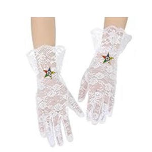 Pode incluir: Um par de luvas de renda branca com um broche de estrela dourado, vermelho, azul e amarelo em cada luva.