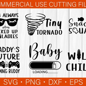 Puede incluir: Un conjunto de 6 archivos de corte SVG en blanco y negro para manualidades. Los dise&ntilde;os incluyen: "Siempre me recogen las chicas", "Peque&ntilde;o tornado", "Escuadr&oacute;n de bocadillos", "El futuro compa&ntilde;ero de juegos de pap&aacute;", "Beb&eacute; cargando..." y "Ni&ntilde;o salvaje".