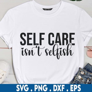 Puede incluir: Camiseta blanca con texto negro que dice "SELF CARE isn't selfish".