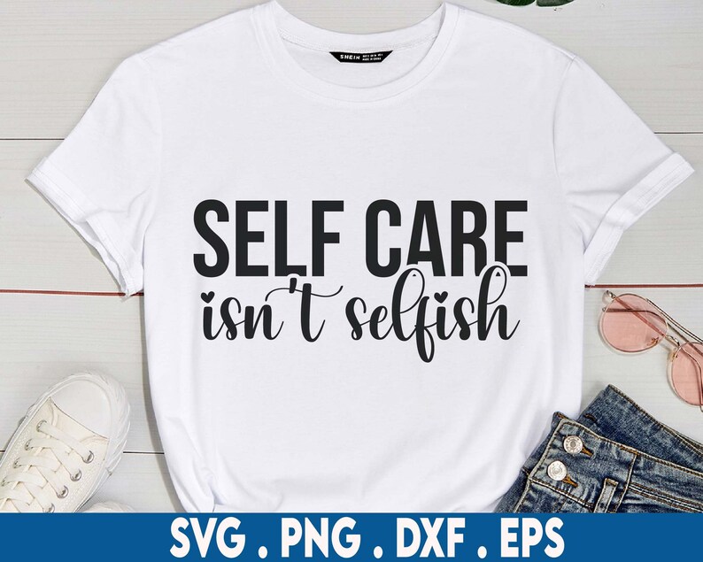 Puede incluir: Camiseta blanca con texto negro que dice "SELF CARE isn't selfish".