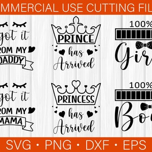Puede incluir: Un conjunto de seis archivos de corte SVG en blanco y negro para un anuncio de nacimiento. Los dise&ntilde;os incluyen una corona con las palabras "Pr&iacute;ncipe ha llegado", una corona con las palabras "Princesa ha llegado", una barra de progreso con las palabras "100% Chica", una barra de progreso con las palabras "100% Chico", y dos dise&ntilde;os con las palabras "Lo tengo de mi Pap&aacute;" y "Lo tengo de mi Mam&aacute;".