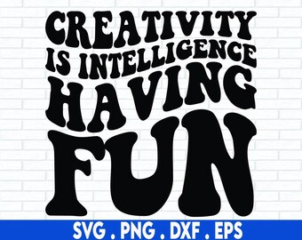 Op de afbeelding: Zwart-wit grafisch tekstontwerp met de woorden "Creativiteit is intelligentie, plezier hebben".