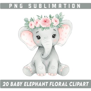 Op de afbeelding: Een schattig grijs baby-olifantje met roze oren en een bloemenkrans van roze bloemen en groene bladeren. De olifant zit met gekruiste benen en zijn slurf omhoog gerold.