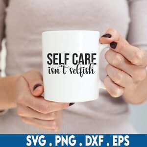 Puede incluir: Taza de cer&aacute;mica blanca con texto negro que dice "Self Care isn't selfish".