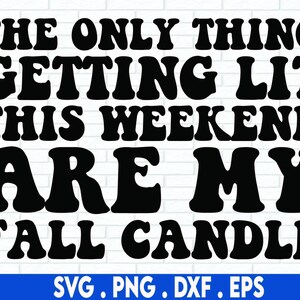 Op de afbeelding: Zwarte en witte grafische tekst die luidt: "Het enige dat dit weekend wordt aangestoken zijn mijn herfstkaarsen".