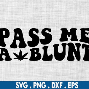Peut inclure: Conception graphique en noir et blanc avec le texte "Pass Me A Blunt" dans une police rétro. Une feuille de marijuana se trouve entre les mots "A" et "Blunt".