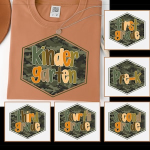 Könnte beinhalten: Ein rostfarbenes T-Shirt mit einem "Kindergarten"-Motiv in einem Tarnmuster-Sechseck. Zusätzliche Grafiken zeigen "First Grade", "Pre-K", "Third Grade", "Fourth Grade" und "Second Grade". Eine Halskette ist sichtbar.