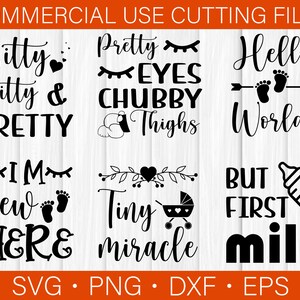 Puede incluir: Un conjunto de nueve archivos de corte SVG en blanco y negro para una variedad de dise&ntilde;os con tem&aacute;tica de beb&eacute;s. Los dise&ntilde;os incluyen frases como "itty bitty & pretty", "pretty eyes chubby thighs", "hello world", "I'm new here", "tiny miracle", y "but first milk".