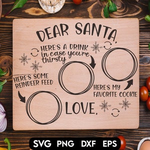 Può includere: Un tagliere di legno con il testo "Caro Babbo Natale" e un elenco di articoli da portare a Babbo Natale. L'elenco include una bevanda, cibo per renne e un biscotto preferito. Il tagliere è decorato con fiocchi di neve e un cuore.