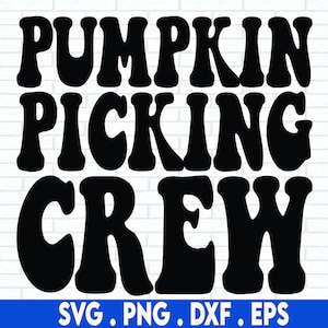 Puede incluir: Diseño gráfico en blanco y negro con el texto "Pumpkin Picking Crew" en un estilo de fuente retro.