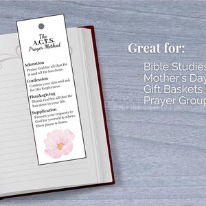 Peut inclure: Un marque-page blanc avec une illustration de fleur rose et le texte "The A.C.T.S. Prayer Method" avec une description de la m&eacute;thode de pri&egrave;re&nbsp;: Adoration, Confession, Action de gr&acirc;ce, Supplication. Le marque-page est sur une page d'un livre avec du papier lign&eacute;. Le texte "Id&eacute;al pour&nbsp;: &Eacute;tudes bibliques, F&ecirc;te des m&egrave;res, Paniers cadeaux, Groupes de pri&egrave;re" est sur le c&ocirc;t&eacute; droit de l'image.