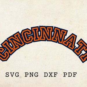 Op de afbeelding: Een oranje en marineblauw grafisch ontwerp van het woord "Cincinnati" in een vintage collegiale fontstijl. De tekst is gebogen en omlijnd in marineblauw.