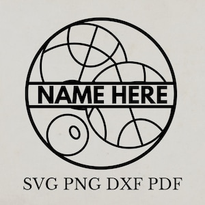 Może przedstawiać: Czarno-biały projekt graficzny koszykówki z tekstem "NAME HERE" w środku. Projekt jest w kółku i zawiera tekst "SVG PNG DXF PDF" pod kółkiem.