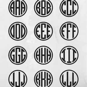 Pu&ograve; includere: Un set di 12 cerchi monogrammi in bianco e nero con le lettere dalla A alla L. Ogni cerchio ha un doppio contorno e le lettere sono centrate all'interno del cerchio.