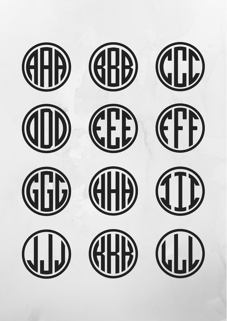 Pu&ograve; includere: Un set di 12 cerchi monogrammi in bianco e nero con le lettere dalla A alla L. Ogni cerchio ha un doppio contorno e le lettere sono centrate all'interno del cerchio.