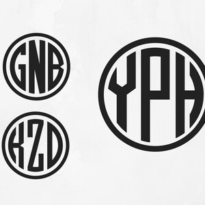 Pu&ograve; includere: Tre cerchi monogrammi in bianco e nero con le lettere "GNB", "YPH" e "KZD" all'interno.