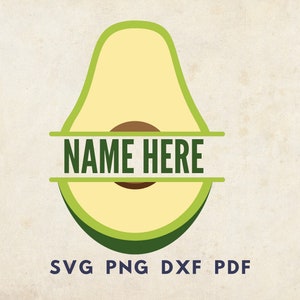 Puede incluir: Gráfico de un aguacate cortado por la mitad, con piel verde claro, pulpa amarillo-verdosa y hueso marrón. El texto "NAME HERE" se muestra, con "SVG PNG DXF PDF" debajo.
