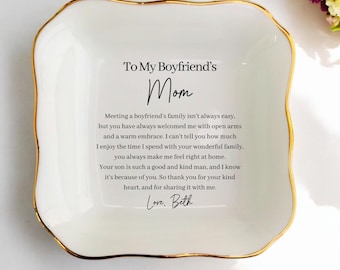 Könnte beinhalten: Eine weiße Keramikschale mit goldfarbenem Rand, auf der eine handgeschriebene Nachricht steht: "To My Boyfriend's Mom Meeting a boyfriend's family isn't always easy, but you have always welcomed me with open arms and a warm embrace. I can't tell you how much I enjoy the time I spend with your wonderful family. You always make me feel right at home. Your son is such a good and kind man, and I know it's because of you. So thank you for your kind heart, and for sharing it with me. Love, Beth".