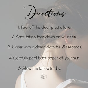Pode incluir: Instru&ccedil;&otilde;es para aplicar uma tatuagem tempor&aacute;ria: Retire a camada de pl&aacute;stico transparente, coloque a tatuagem com a face para baixo na pele, cubra com um pano &uacute;mido por 20 segundos, retire cuidadosamente o papel e deixe a tatuagem secar.