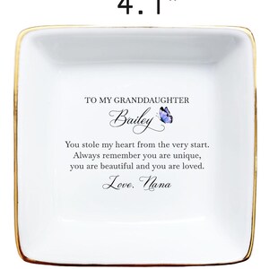 Puede incluir: Bandeja de cer&aacute;mica blanca para joyas con borde dorado. La bandeja presenta un dise&ntilde;o de mariposa y el texto "To my granddaughter Bailey You stole my heart from the very start. Always remember you are unique, you are beautiful and you are loved. Love. Nana". La bandeja mide 10,4 cm de lado.