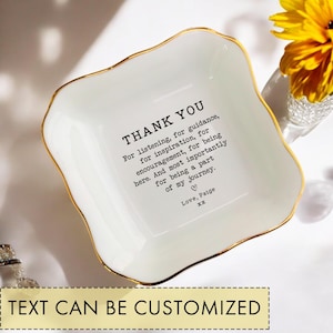 Puede incluir: Plato de cerámica blanca para joyas con borde dorado. El plato tiene un mensaje que dice "THANK YOU For listening, for guidance, for inspiration, for encouragement, for being here. And most importantly for being a part of my journey. ♡ Love, Paige xx". El texto se puede personalizar.