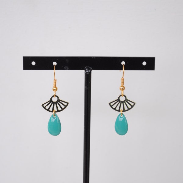 Boucles d'oreilles, crochet ,breloque dorée éventail et sequin goutte émaillée turquoise