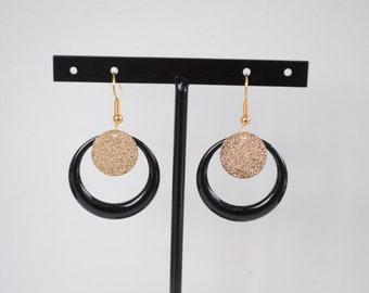 Boucles crochets, cercle émaillé noir et sequin en métal doré