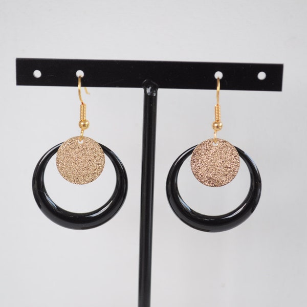 Boucles crochets, cercle émaillé noir et sequin en métal doré