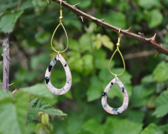 hook earring, drop in pink/black acetate, drop in gold metal