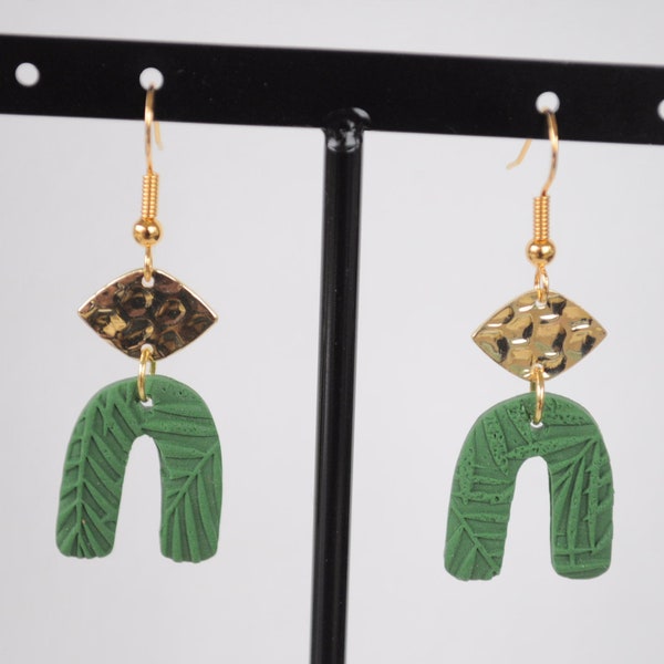 boucles d'oreille, crochet doré, pendentif en pâte polymère kaki texture