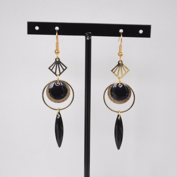 Boucles d'oreilles, crochet ,pendentif ajouré doré, anneau doré et sequins émaillés noir