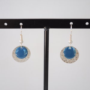 Boucles d'oreilles, crochet ,sequin argent, sequin émaillé bleu image 1