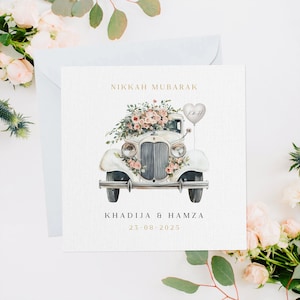 Puede incluir: Tarjeta de boda cuadrada con una ilustraci&oacute;n de un coche antiguo adornado con flores rosas. La tarjeta muestra el texto "NIKKAH MUBARAK", los nombres "KHADIJA & HAMZA" y la fecha "23-08-2025". Un globo en forma de coraz&oacute;n flota sobre el coche.