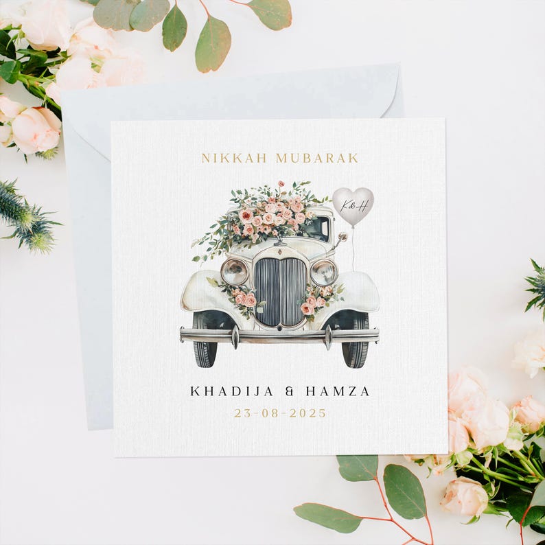 Puede incluir: Tarjeta de boda cuadrada con una ilustraci&oacute;n de un coche antiguo adornado con flores rosas. La tarjeta muestra el texto "NIKKAH MUBARAK", los nombres "KHADIJA & HAMZA" y la fecha "23-08-2025". Un globo en forma de coraz&oacute;n flota sobre el coche.